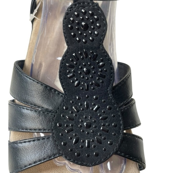 Yuu Women’s Josephine Black Medallion Comfort Sandals - Picture 5 of 10